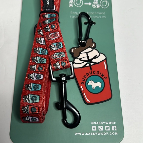 Sassy Woof Walkie Pack Leash and Used Waste Bag Holder - Picture 2 of 3